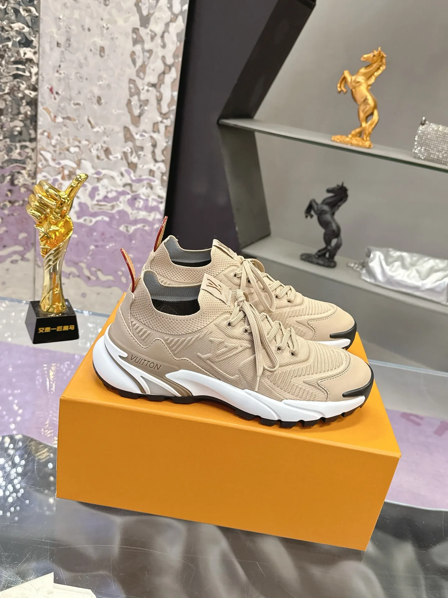 Men's men's shoes: 660💰 LV Louis Vuitton L Jialu brand Runner Tatic series thick-soled casual sports shoes running shoes original purchase development and production This LV Runner Tatic sports shoe is blended with fly woven fabric material to interpret the inspiration of traditional mountaineering shoes. The LV letters are written on one side, the Louis Vuitton logo, and the light and wear-resistant rubber outsole complete the whole package. The delivery counter is exquisitely packaged🛍📦 ▪️Fabrics: Original imported custom fly-knit fabric ▪️Inner lining: Original custom-made breathable mesh ▪️Sole: Original molded anti-slip rubber combination material ▪️Sole thickness: 4CM ▪️Size: Men's 39-45